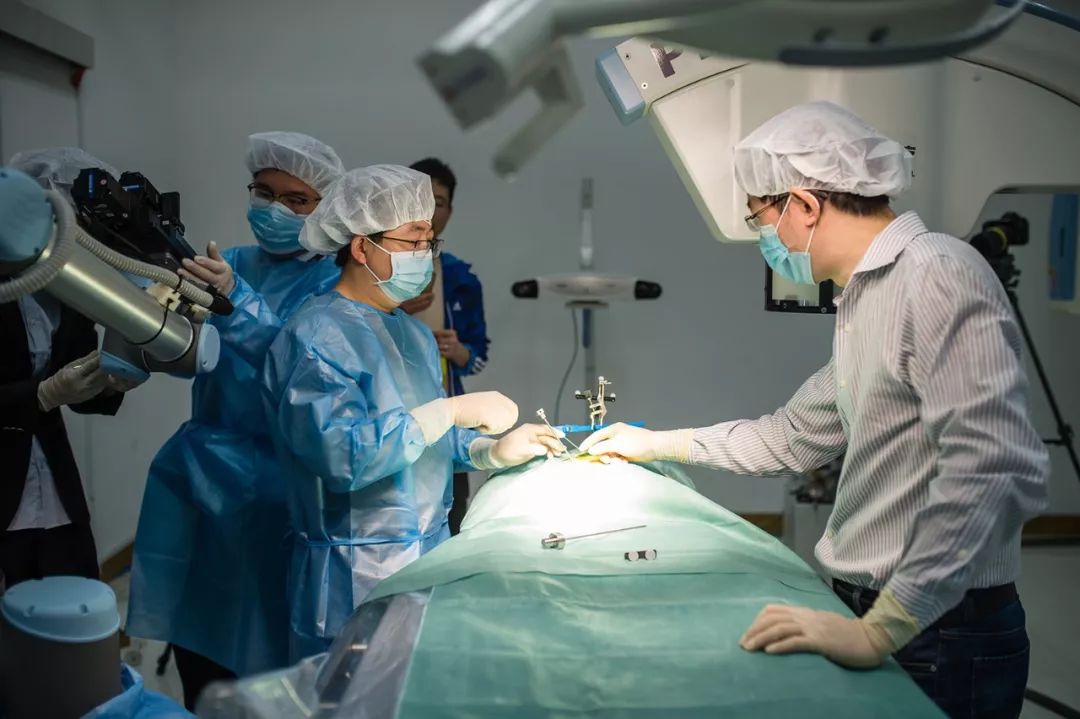 全國(guó)首例5G遠(yuǎn)控機(jī)器人椎體強(qiáng)化手術(shù)試驗(yàn)圓滿完成！