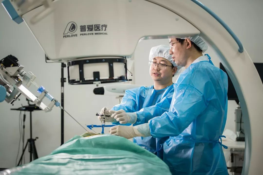 全國(guó)首例5G遠(yuǎn)控機(jī)器人椎體強(qiáng)化手術(shù)試驗(yàn)圓滿完成！